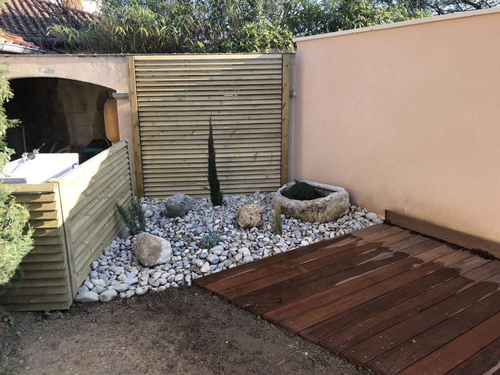 Décoration de stand en bois