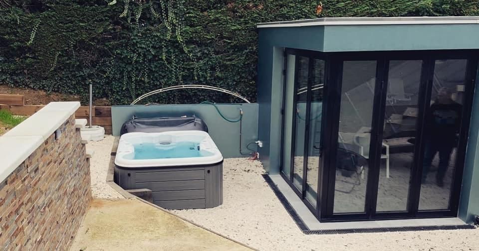 Spa extérieur dans un jardin
